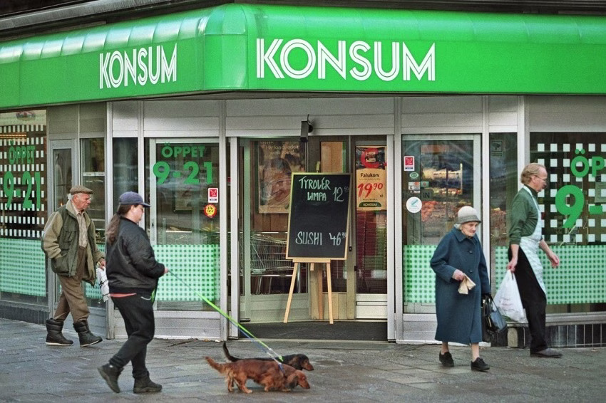 Utsidan av en konsumbutik.
