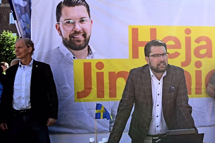 Jimmie Åkesson framför en banderoll med texten "Heja Jimmie" och en bild på Jimmie själv